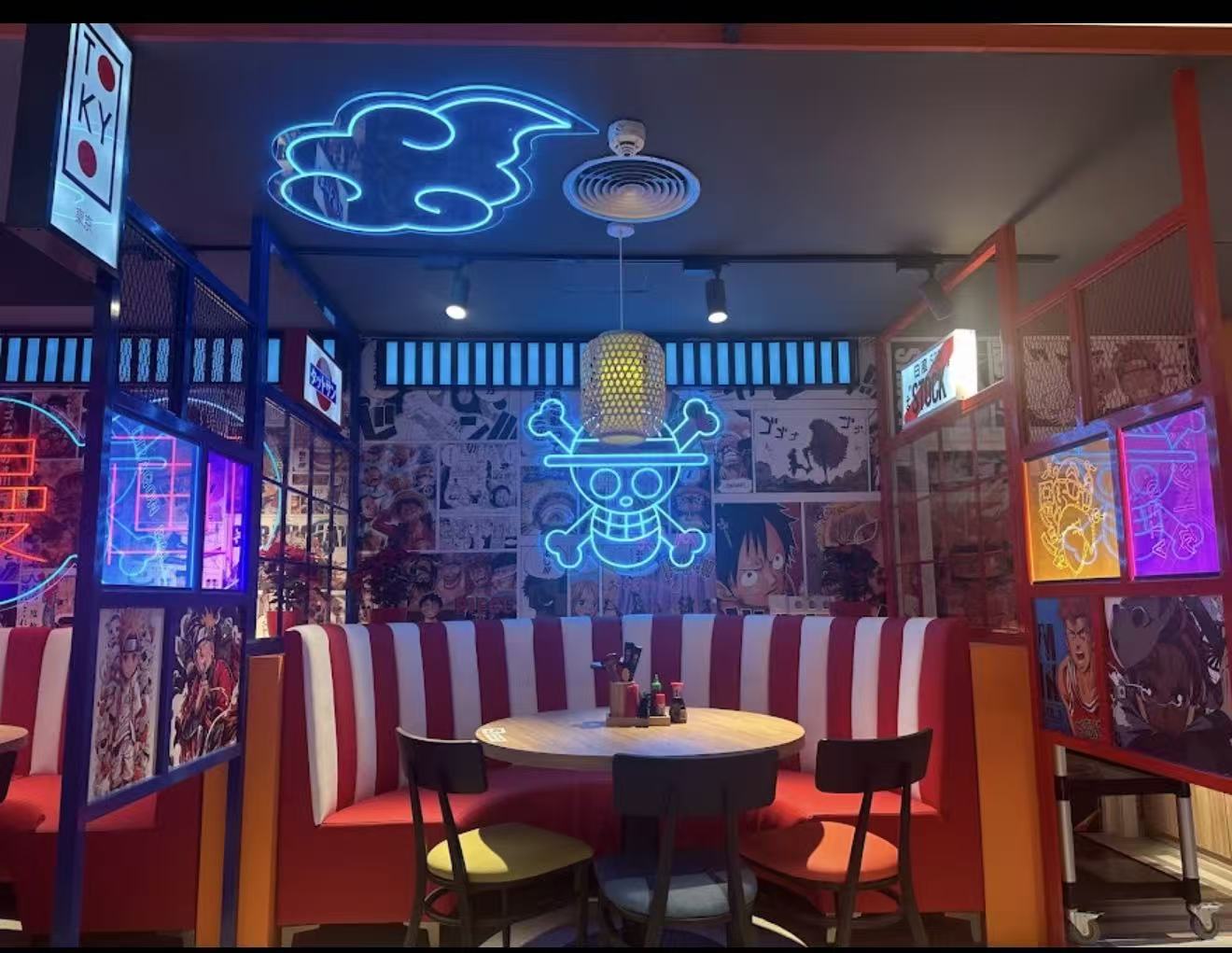 Zona de mesas con ambiente anime
