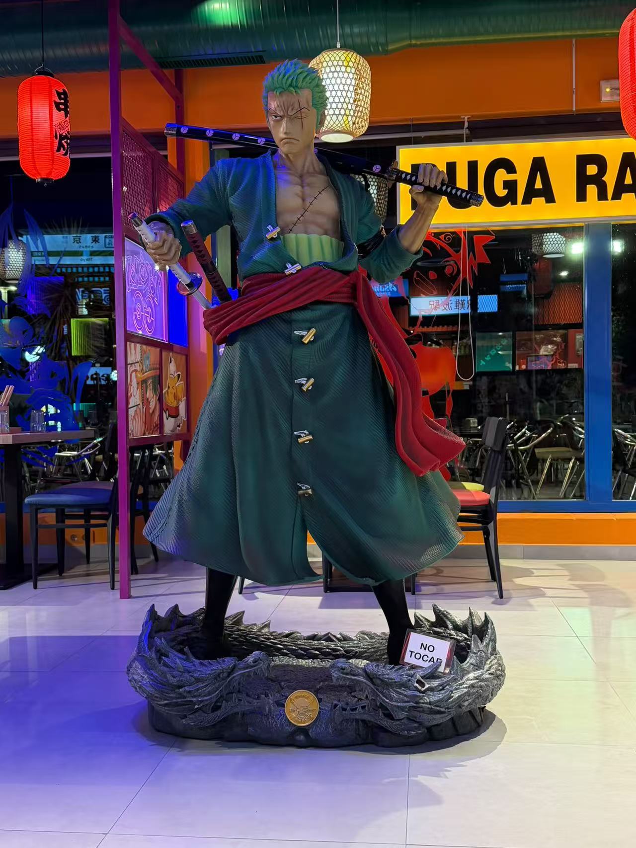 Estatua de Zoro de One Piece